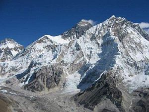 Dymiący Everest (w centrum) i Nuptse (na prawo)