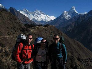 Jacek, Piotrek, Darek (od lewej) nad Kumjung (ok 3800 m n.p.m). Z tyłu w centrum widać Everest i Lhotse, z prawej - Ama Dablam.